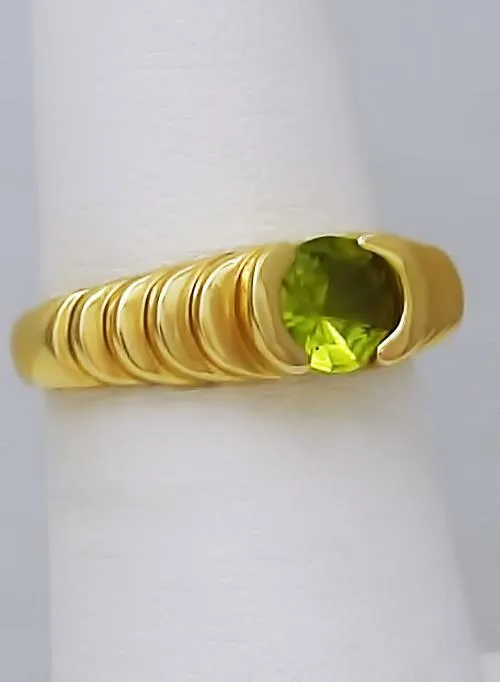 14k YELLOW GOLD RIBBED STEP BAND SOLITAIRE .75ct ROUND PERIDOT RING