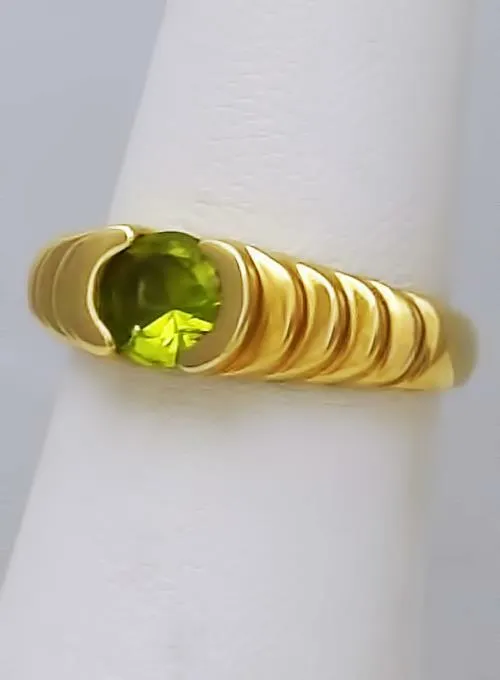 14k YELLOW GOLD RIBBED STEP BAND SOLITAIRE .75ct ROUND PERIDOT RING