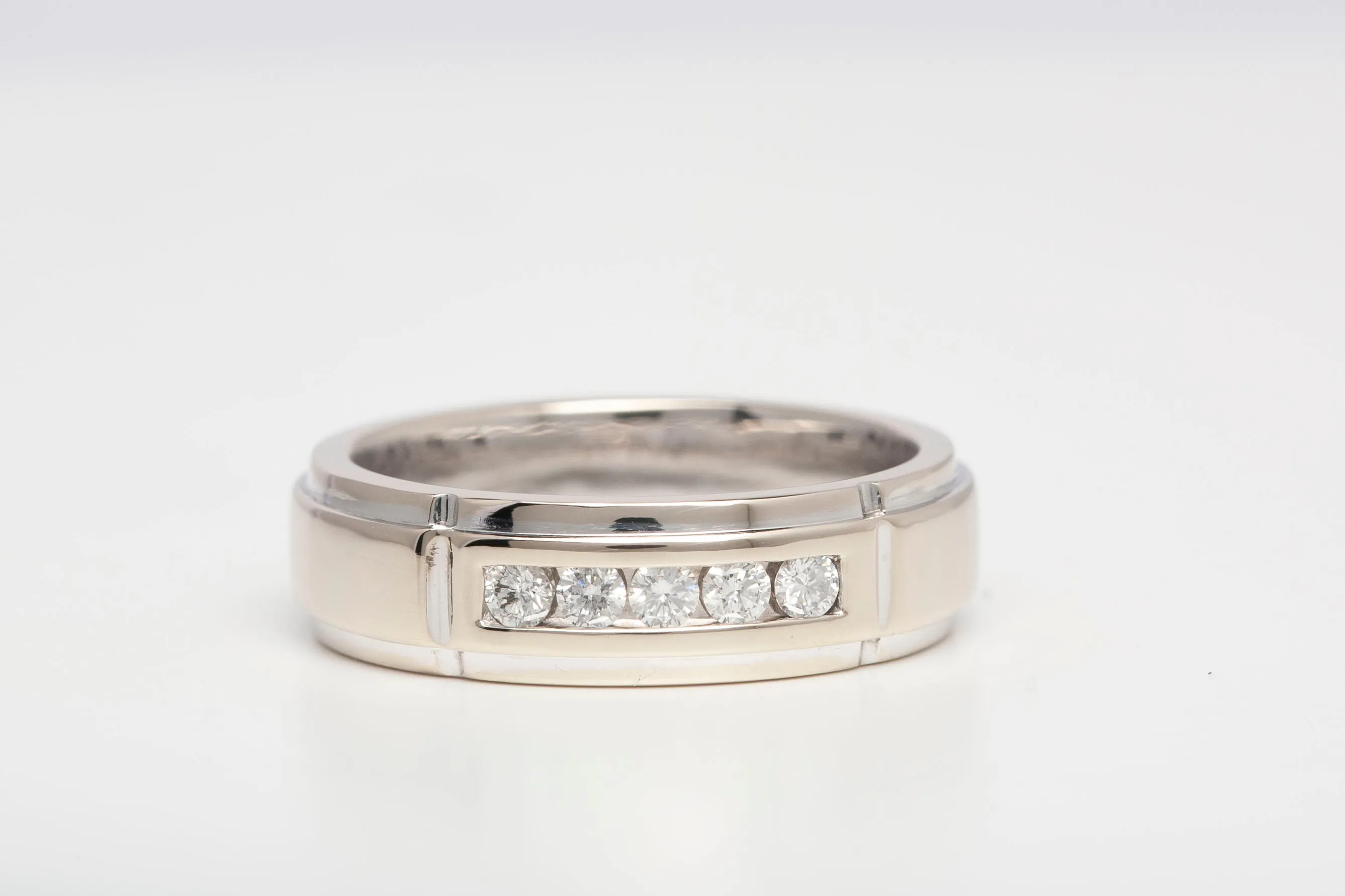 Gentlemens 18k White Gold Diamond Wedding Band .25CTW