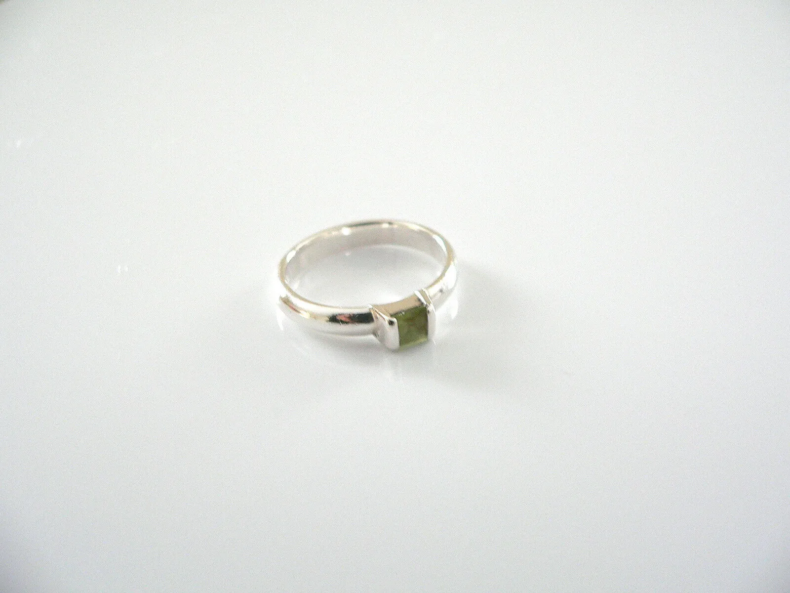 Tiffany & Co Silver Peridot Green Gemstone Ring Stacking Band Sz 6.25 Gift Love