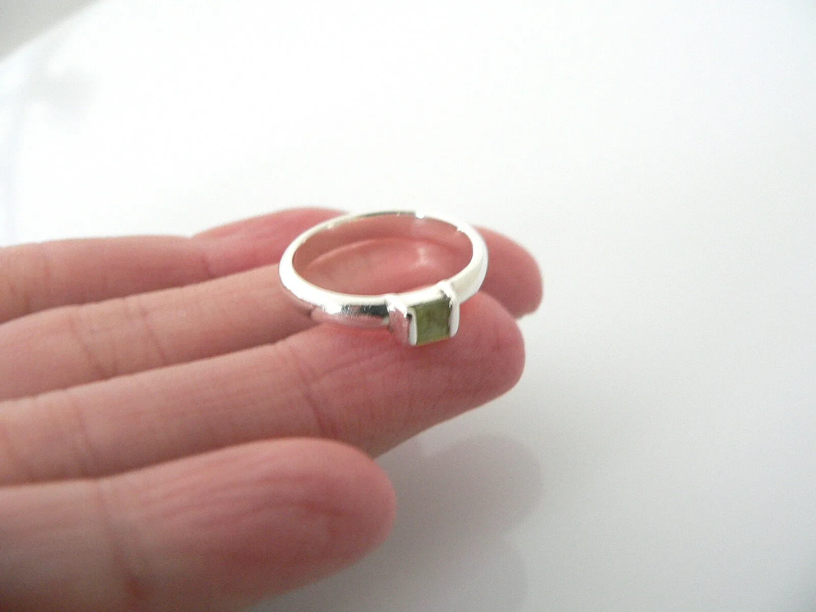 Tiffany & Co Silver Peridot Green Gemstone Ring Stacking Band Sz 6.25 Gift Love
