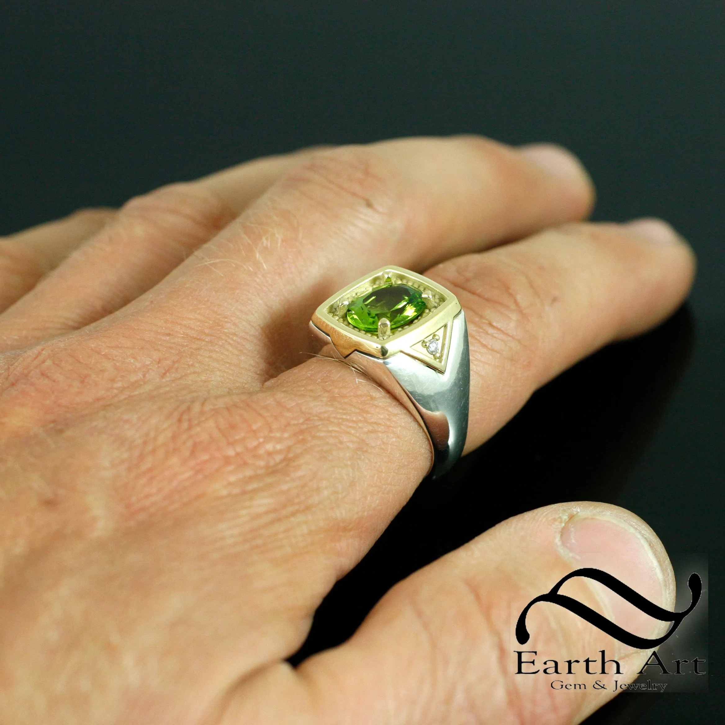 Timeless Peridot Signet Ring - 4 ct - Mixed Metal